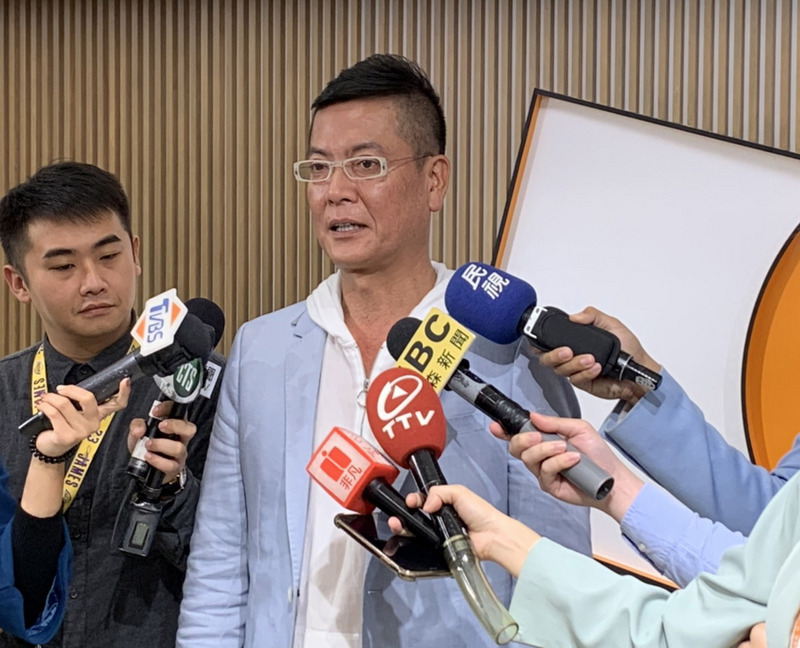 親民黨組織部主任張碩文（中）5日受訪表示，若親民黨跟立法院前院長王金平太多曖昧，會導致王金平被開除黨籍。(圖：中央社)
