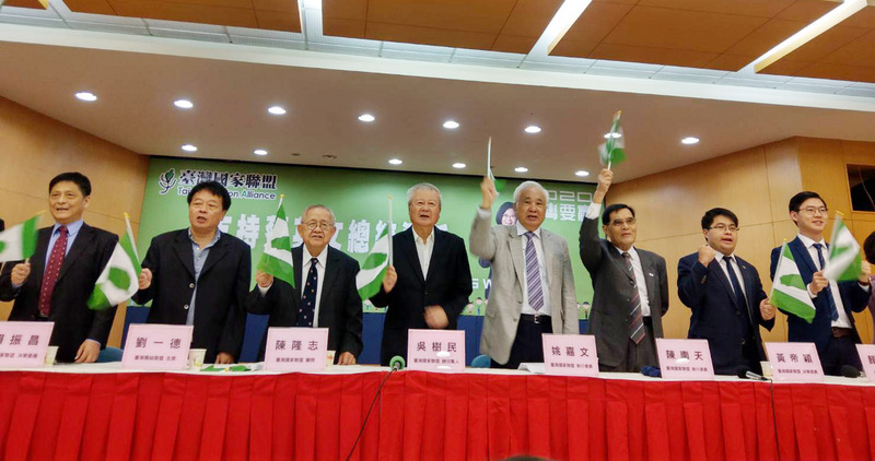 台灣國家聯盟等社團5日召開「支持蔡英文總統連任」記者會，他們說，很多人現在對蔡總統不滿，「但我們要看大局、要看未來」。(圖：中央社)