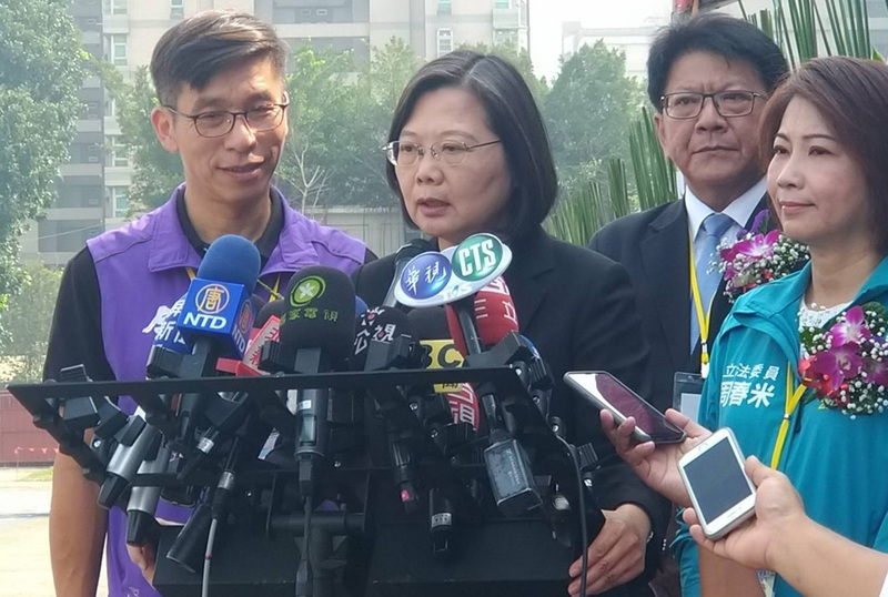 蔡英文總統5日出席高雄榮總屏東大武分院動土典禮後受訪。(圖：中央社)