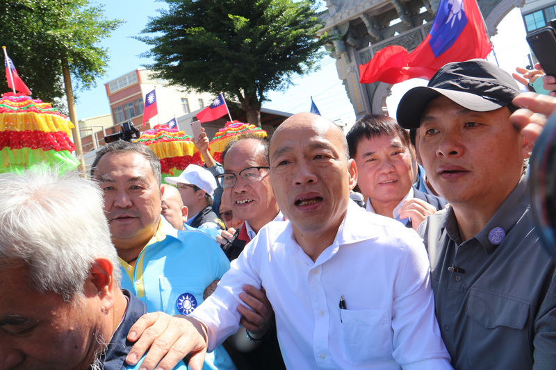 國民黨總統參選人韓國瑜（前中）傾聽之旅5日到苗栗，會同爭取連任的國民黨立委陳超明（右4）、徐志榮（左2）一起造勢，上午抵達竹南龍鳳宮時，受到大批支持者簇擁，寸步難行。(圖：中央社)