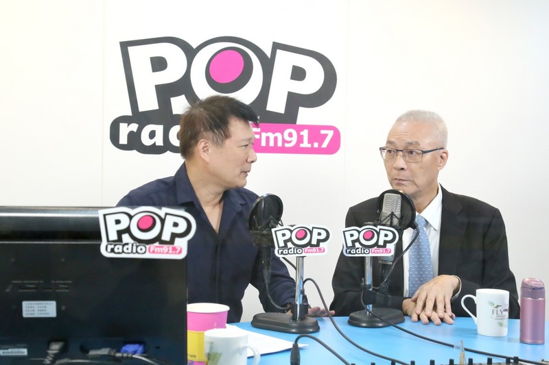 國民黨主席吳敦義（右）5日接受電台專訪，談到不分區立委名單，他表示「會考慮列不分區，但還沒下決定」。（POP大國民提供）