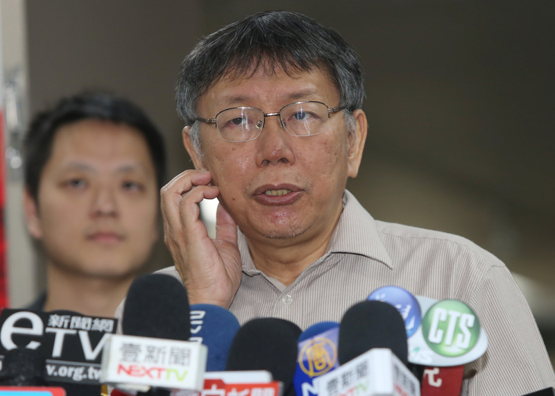 針對前部屬林鶴明不解台灣民眾黨主席、台北市長柯文哲為什麼要罵民進黨一事，柯文哲今天(10日)上午陪同立委參選人李旻蔚在三重拜票時受訪表示，批評跟罵不一樣，執政者被批評時，應先想想批評內容。(圖：中央社/資料照)