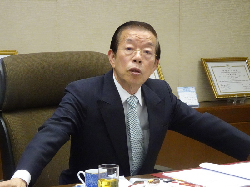 日本沖繩縣石垣市議會通過將釣魚台地籍更名為「登野城尖閣」，國民黨批評駐日代表謝長廷不敢對日表達抗議。謝長廷在臉書發文，以歷史資料表示1971年政府未向日本抗議。(圖：中央社)