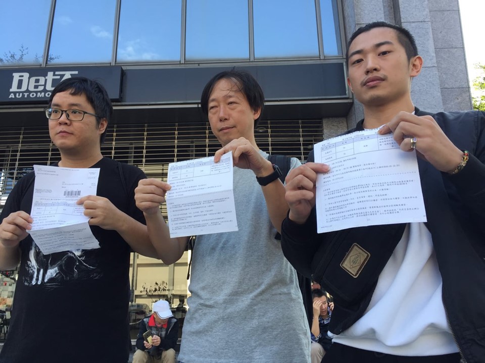 通過執登考試但講習課程卻排到12月的欲轉型代僱駕駛的民眾。(蕭照平攝)