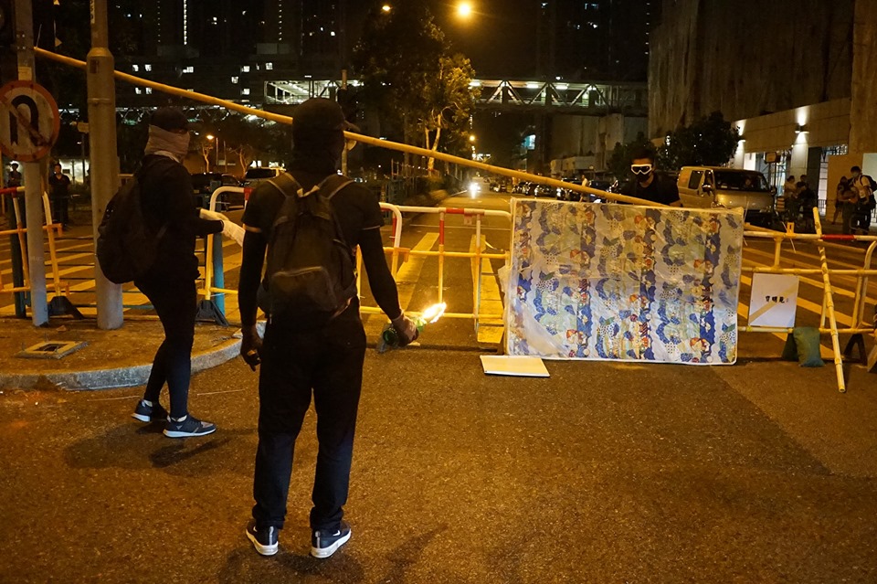 反送中示威者6日凌晨在十字路口架設路障，又用汽油彈起火，並投入疑似壓縮氣體罐，現場傳出多次爆炸聲。(立場新聞提供)