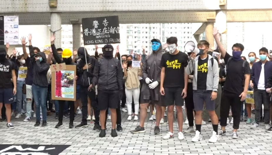 香港大學數百名學生6日在校園內遊行，聲援近期在「反送中」示威活動中受傷的各大專院校學生。(圖擷自YouTube)