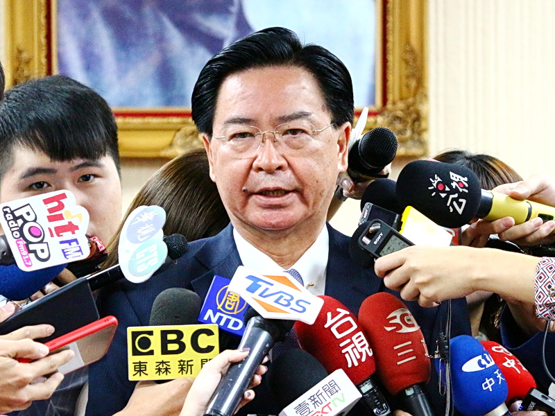 外交部長吳釗燮在立法院受訪表示，中國已是RCEP成員，RCEP對台灣而言不是一個友善機制 (央廣記者王照坤 攝)