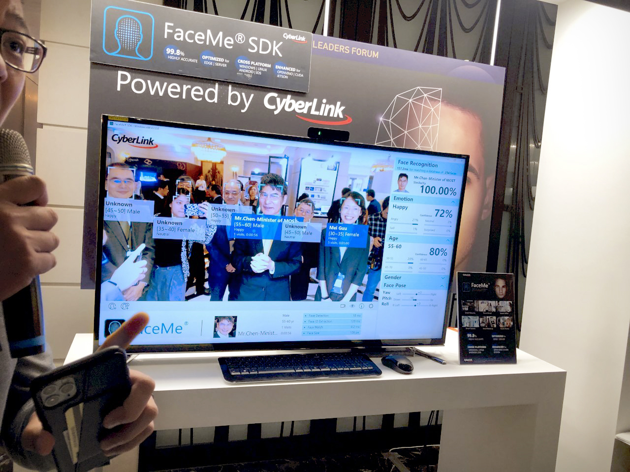 訊連科技公司推出的AI臉部辨識引擎「FaceMe」，會記住他所偵測的人臉，經過幾次、停留多久都計算得出來。（楊文君攝）