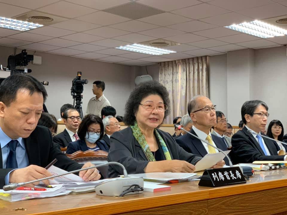 總統府秘書長陳菊(中)今日赴立法院司法及法制委員會報告前受訪時表示，總統副手何時宣布由總統決定。圖取自陳菊臉書