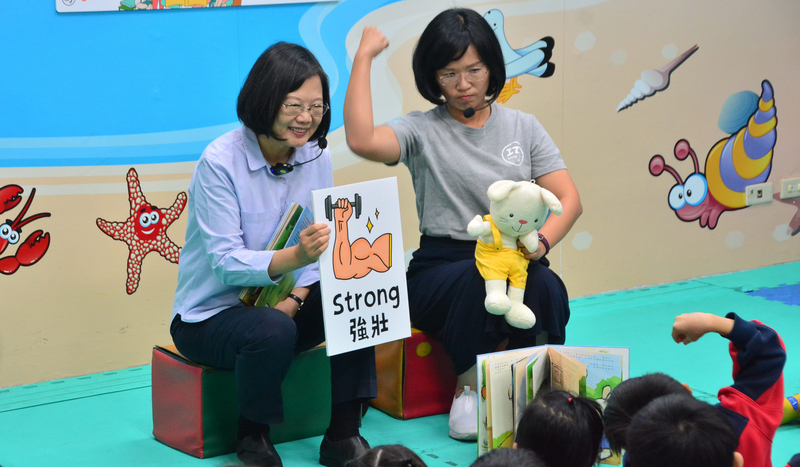 總統蔡英文（左）7日在民主進步黨籍立法委員蘇巧慧（右）陪同下，前往新北市樹林區富雅幼兒園，出席「小英總統陪你說故事」活動，與孩童一同閱讀繪本。