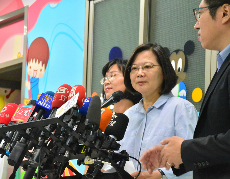 總統蔡英文（右2）7日參訪新北市樹林區的幼兒園。(圖：中央社)