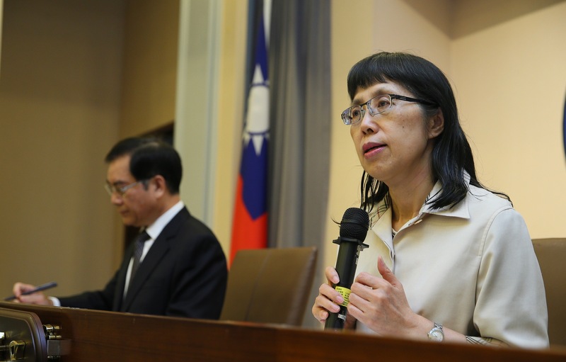 針對107年公投案相關爭議，監察院通過彈劾中選會前主委陳英鈐，監委高鳳仙(右)、陳慶財(左)召開記者會說明。(圖：中央社)