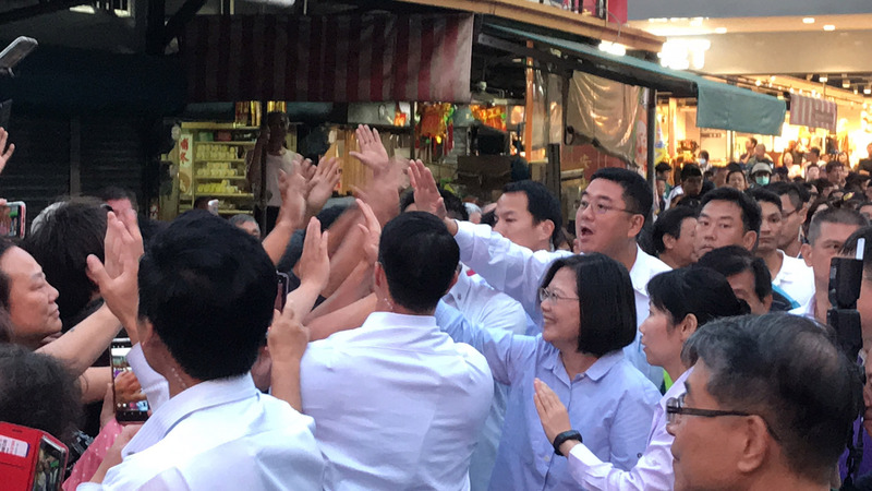 蔡英文總統(前右3)7日下午走訪雲林縣，受到民眾熱情歡迎，蔡總統也親切地與民眾擊掌打招呼。(圖：中央社)