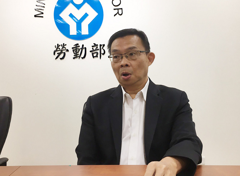 勞動部政務次長林明裕指出，參加勞工保險的勞工，不須再檢附工作證明文件；若無勞保資格的民眾，只要過去一年內有6張薪資收入證明，包含薪水袋、打卡紀錄、網拍收入等，或是一年內有3個月收入達2萬3,800元以上的證明，就可以通過申貸門檻(中央社)。