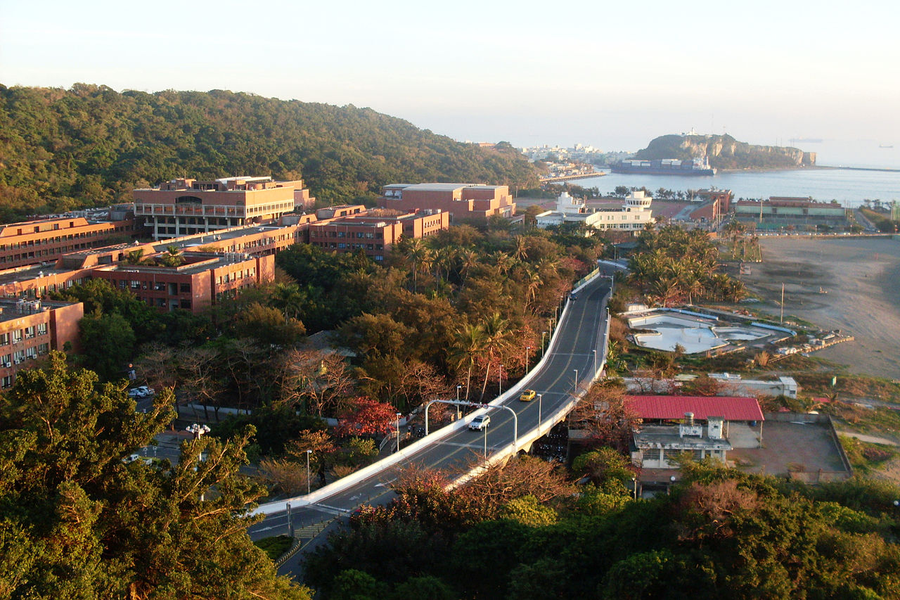 國立中山大學10多位涉及兩岸研究的學者，傳遭假帳號監看電子郵件信箱長達3年。(圖：維基百科)