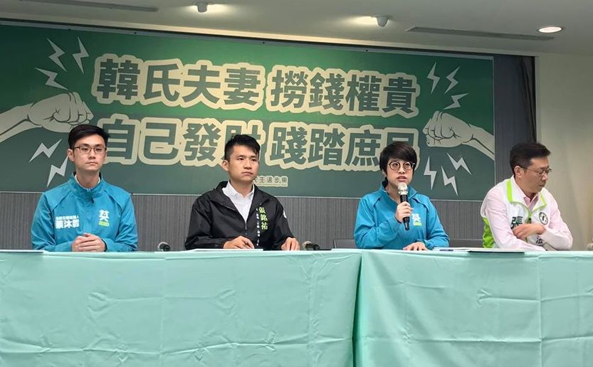 民進黨發言人李晏榕、民進黨立委張宏陸、立委參選人蔡沐霖、張銘祐召開「韓氏夫妻 撈錢權貴 自己發財 假冒庶民」記者會。(鄭舲 攝)