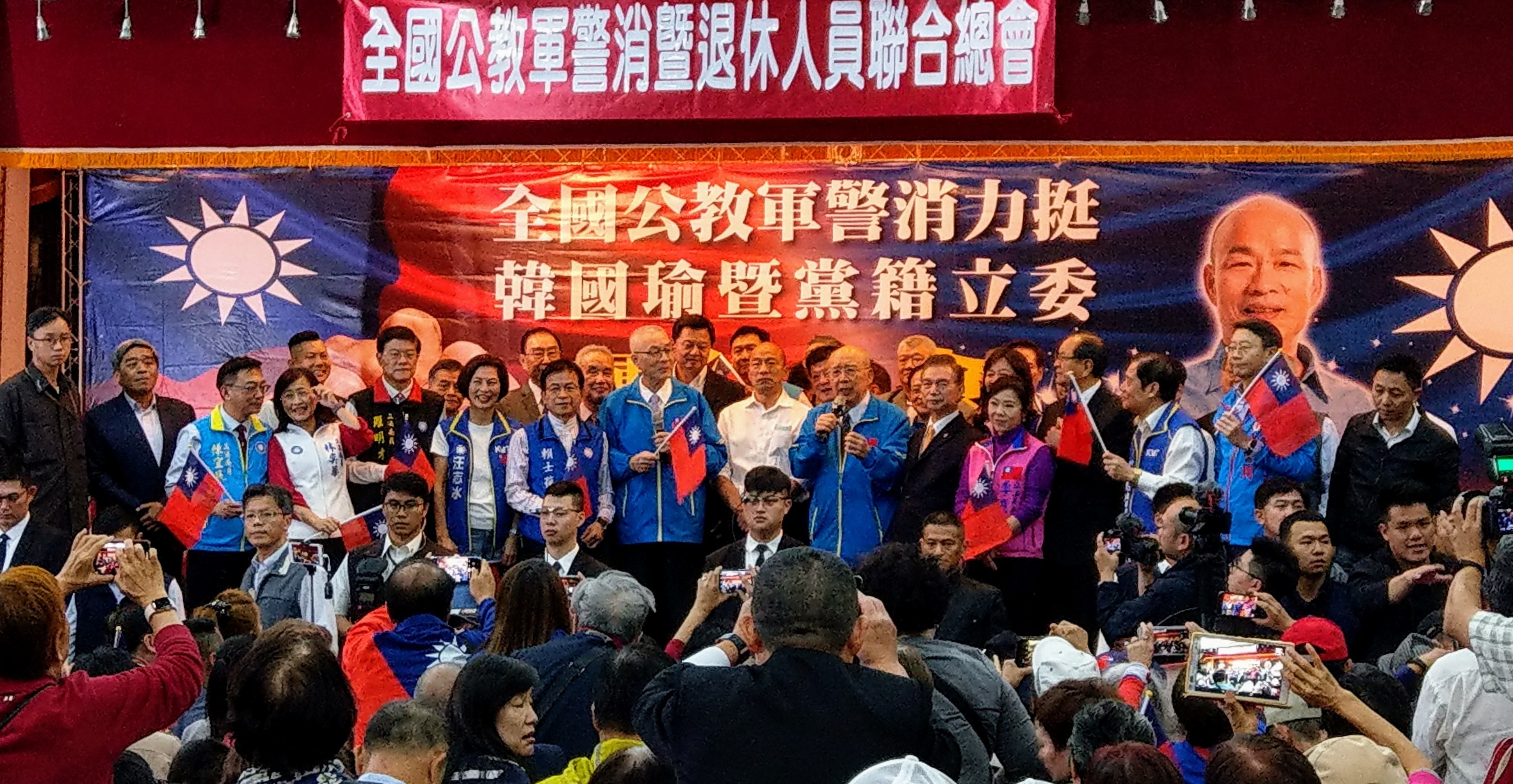 韓國瑜8日下午出席「全國公教軍警消力挺韓國瑜暨黨籍立委」團結大會，吳敦義、吳伯雄同台力挺。(劉品希 攝)