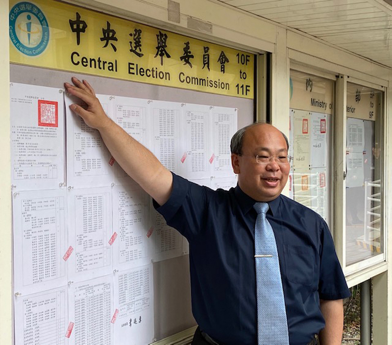 中選會副主委陳朝建8日張貼第10屆立法委員選舉公告。這次立委選舉將於109年1月11日與第15任總統、副總統選舉同日舉行投票。（中選會提供）(圖：中央社)
