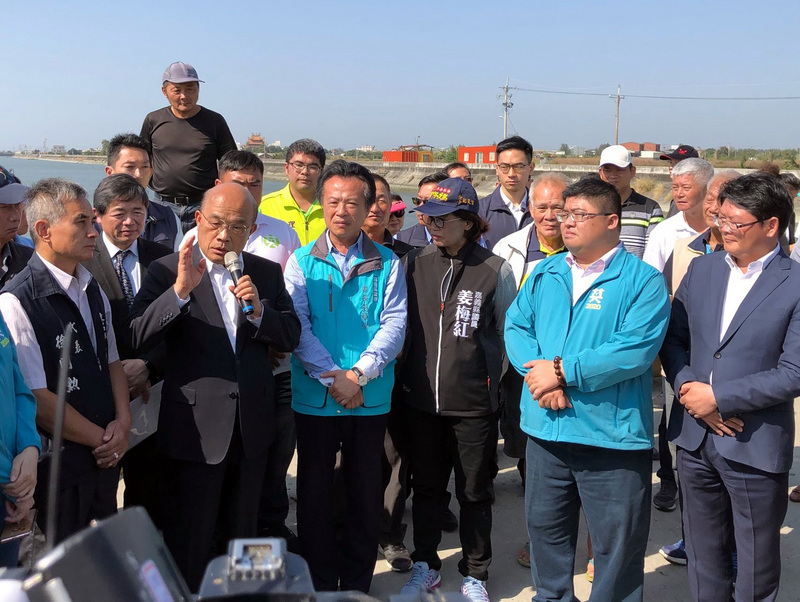 行政院長蘇貞昌（前左2）8日視察嘉義縣風險橋梁時表示，顧及民眾行的安全，各地方政府若無法負擔改建橋梁配合款，均由中央補助經費。(圖：中央社)