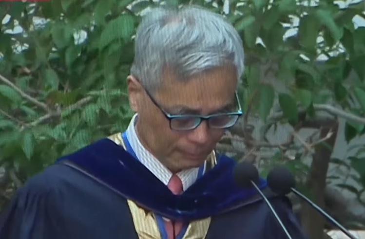香港科技大學校長史維在今早的畢業典禮上宣布周梓樂離世的消息，現場全體進行哀悼，史維過程中一度落淚。(圖: 香港電台)