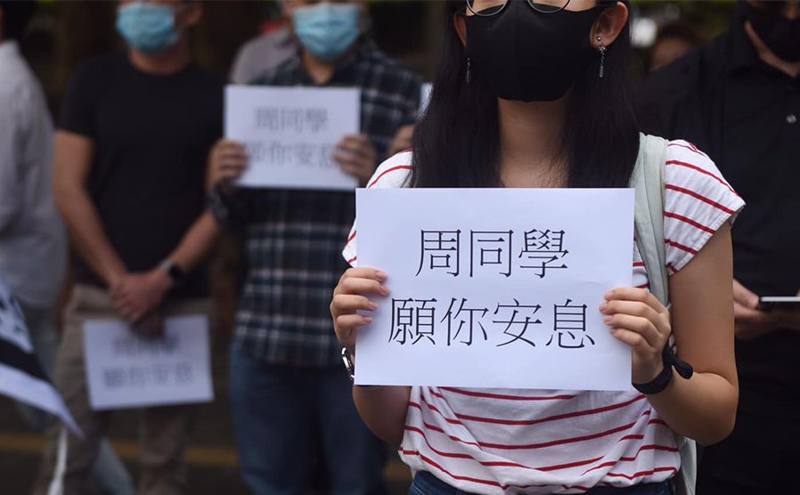 香港墜樓科大學生周梓樂，今晨不治身亡。圖為香港民眾在遮打花園悼念周梓樂。(立場新聞提供)