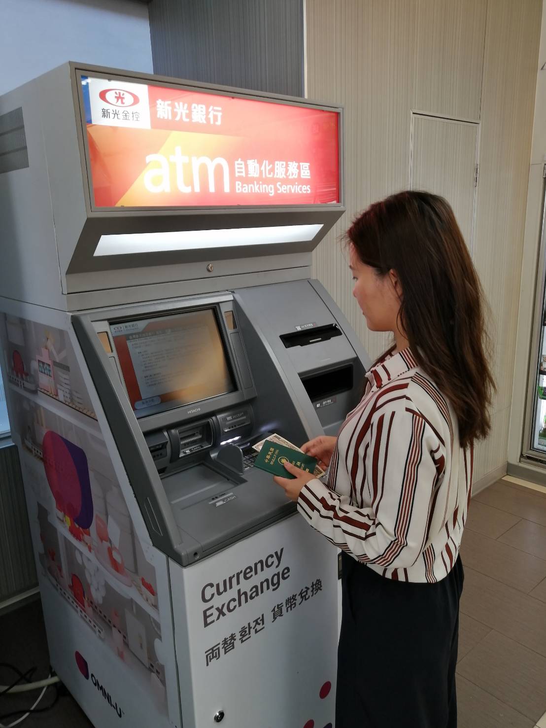 新光銀在霞海城隍廟附近超商設置的台外幣現鈔雙向兌換機，外籍遊客透過護照就可以兌換新台幣。(圖／新光銀提供)