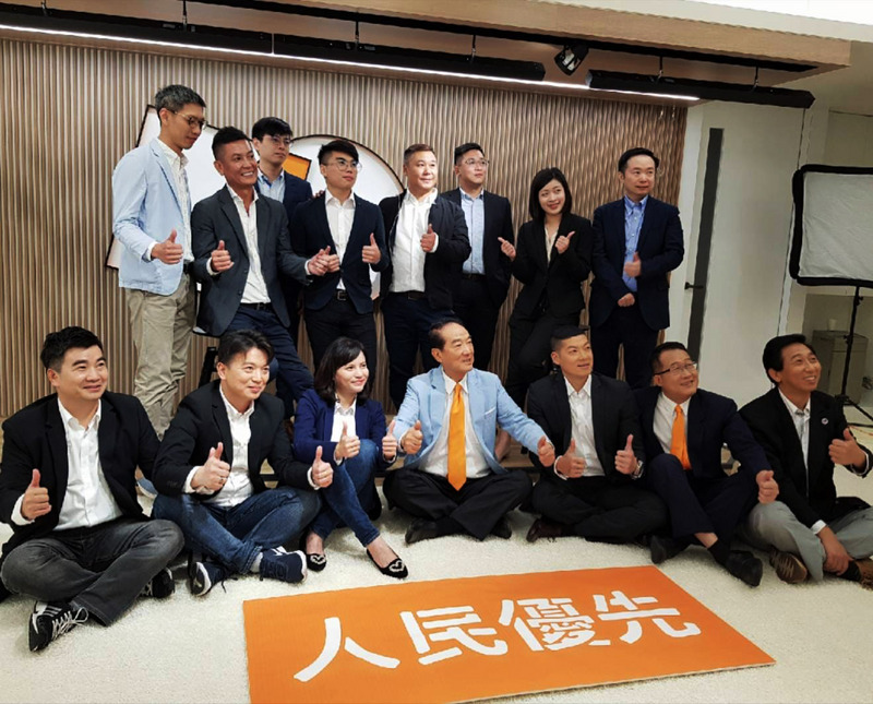 親民黨主席宋楚瑜（前排中）11月初率領黨區域立委參選人合拍定裝照。（親民黨提供）