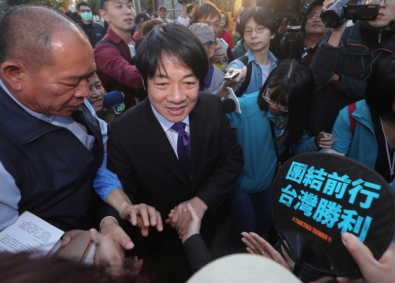 前行政院長賴清德9日現身台北艋舺公園，為力拚連任的無黨籍立委林昶佐站台造勢，人氣爆棚，現場民眾爭相與賴清德握手致意。(圖：中央社)