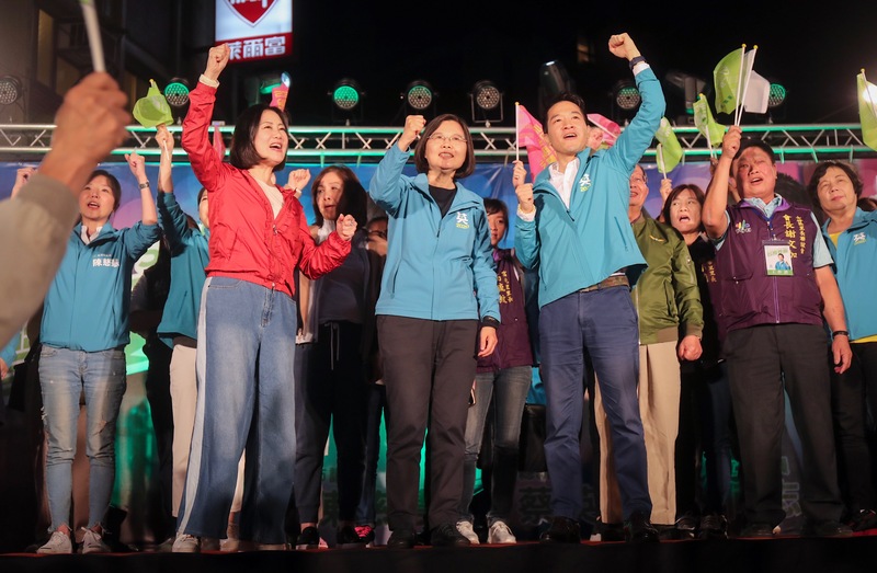 民進黨立委何志偉（前右）9日在台北社子舉辦「蔡英文X何志偉後援總會」成立大會，總統蔡英文（前中）出席站台。