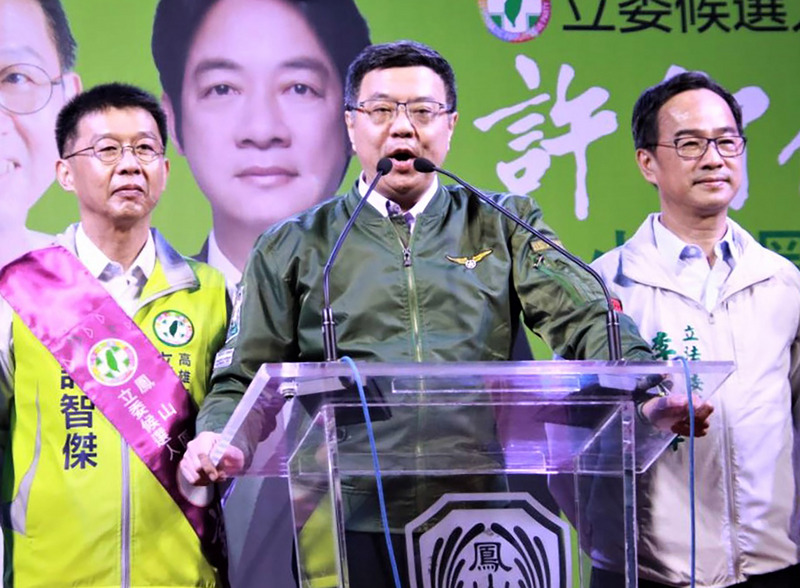 民進黨籍高雄市鳳山區立委參選人許智傑（左）9日成立與總統蔡英文的聯合競選總部，黨主席卓榮泰（中）到場站台助講。