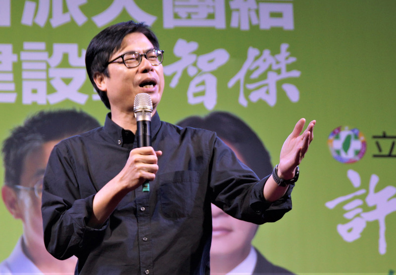 針對國民黨總統參選人韓國瑜房產議題，行政院副院長陳其邁今天(17日)指出，選總統就是要接受檢驗，誠實是上策，要把話說清楚，不要越說越糊塗。(中央社)