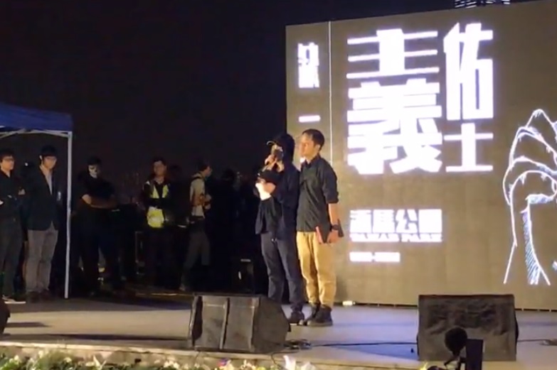 香港金鐘添馬公園9日晚間舉行集會，為參與反送中運動的死傷者祈禱。(圖擷自YouTube)