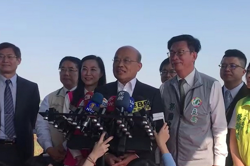 行政院長蘇貞昌（前右2）10日到台南視察南部科學園區台南園區擴建三期預定地，接受媒體訪問時表示，國艦國造一定讓國人眼睛一亮。