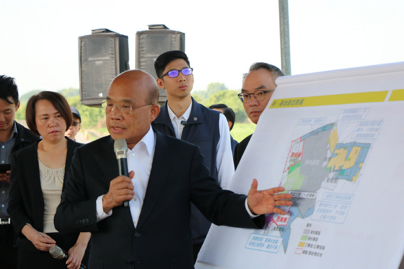 行政院長蘇貞昌10日到台南視察南科園區擴建三期預定地，聽取簡報後指示加速、加碼進行。(圖：中央社)
