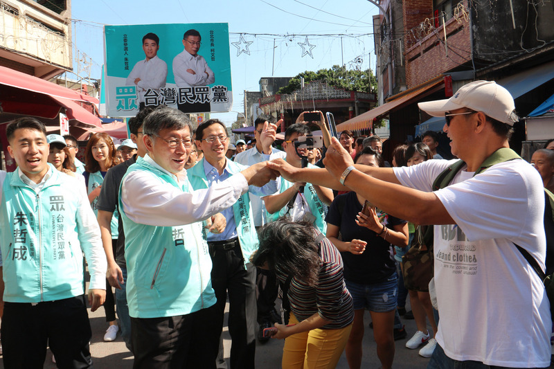 台灣民眾黨主席柯文哲到苗栗為立委參選人朱哲成（左）助選。(圖：中央社)
