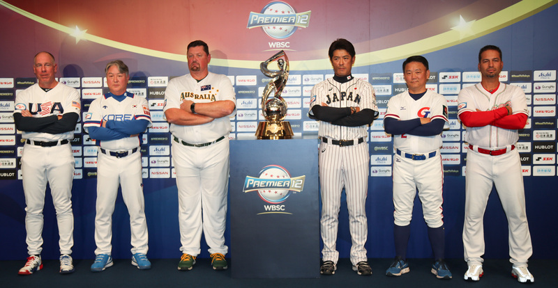 世界12強棒球賽複賽11日在日本開打，10日舉行開賽記者會，美國隊總教練布羅西亞斯（Scott Brosius）（左起）、韓國隊總教練金卿文、澳洲隊總教練尼爾森（David Nilsson）、日本隊總教練稻葉篤紀、中華隊總教練洪一中及墨西哥總教練卡斯楚（Juan Castro）出席，與冠軍獎盃合影。