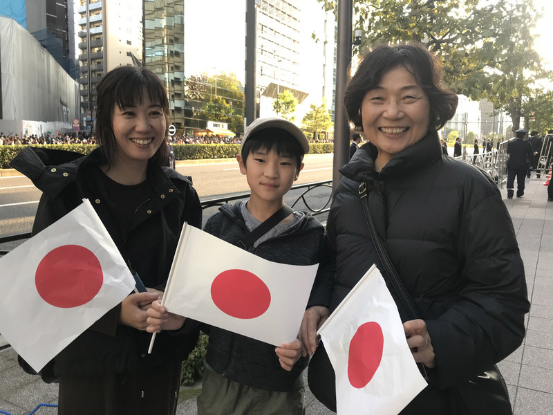 日皇德仁即位，10日舉辦慶賀遊行，沿途近12萬民眾揮國旗祝賀。(圖：中央社)