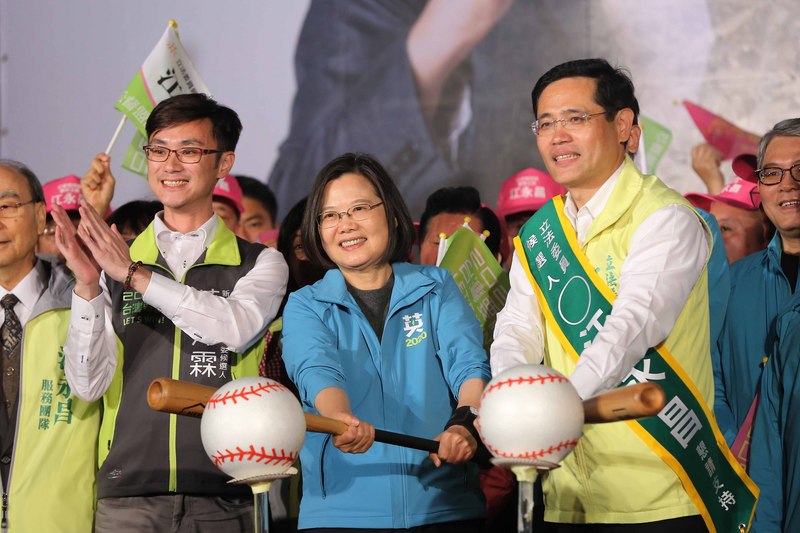 總統蔡英文（前中）10日晚間替同黨立委參選人江永昌（前右）造勢，並一起擊球，象徵連任全壘打。(圖：中央社)