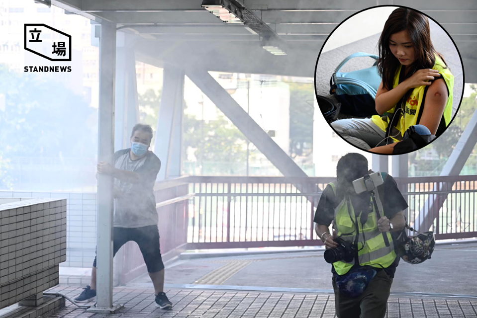 香港警方向荃灣大會堂對出行人天橋發射一枚催淚彈，一名 Now 新聞記者手臂被擊中受傷。(圖：立場新聞)