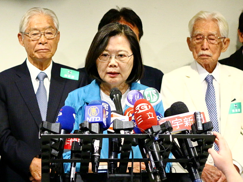 蔡英文總統出席守民主護台灣大聯盟活動，圖右是該聯盟名譽總召集人辜寬敏，左為總召集人黃崑虎 (央廣記者王照坤 攝)