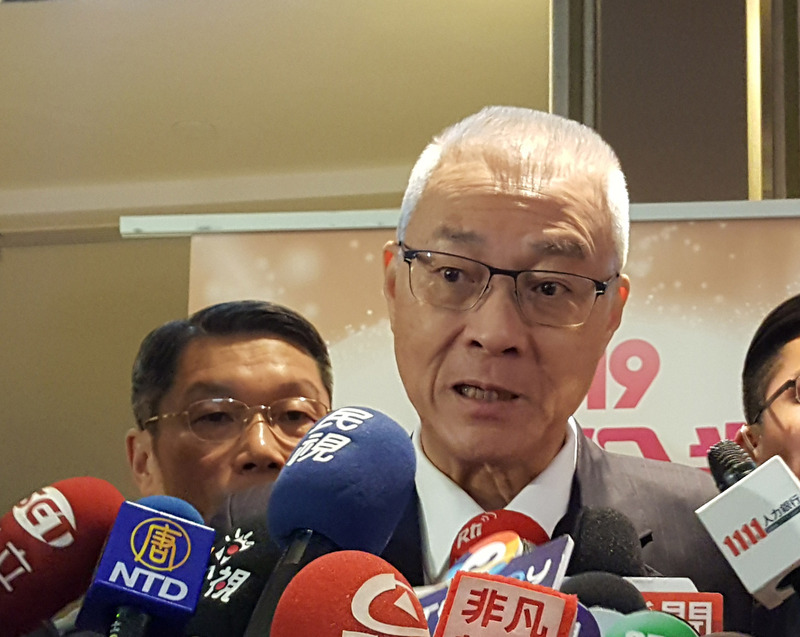 國民黨主席吳敦義11日出席1111人力銀行舉辦的2019幸福企業大賞頒獎典禮。對於國民黨總統參選人韓國瑜與國政顧問團總召張善政搭檔競選，他於活動前受訪表示，張善政是非常出色人選。(圖：中央社)