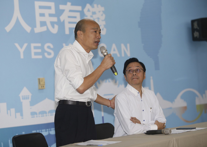 國民黨總統參選人韓國瑜（左）11日在國民黨高雄市黨部召開記者會，宣布由國政顧問團總召張善政（右）擔任副手。(圖：中央社)