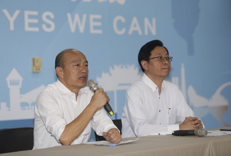 國民黨總統參選人韓國瑜（左）11日在國民黨高雄市黨部正式宣布副手為前行政院長、現任韓國瑜陣營國政顧問團總召的張善政（右）。(圖：中央社)