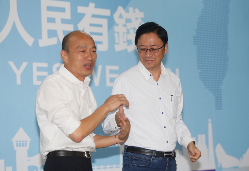 國民黨總統參選人韓國瑜(左)與副手張善政(右)擬在18日登記首日上午前往中選會登記參選。(中央社)