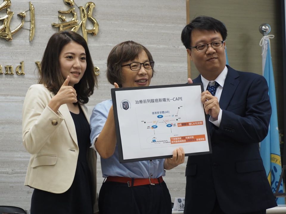 國衛院細胞及系統醫學研究所副研究員褚志斌(右)與清華大學郭盈妤博士(左)研究發現，一種叫咖啡酸苯乙酯的蜂膠萃取物能控制癌細胞生長。(蕭照平攝)