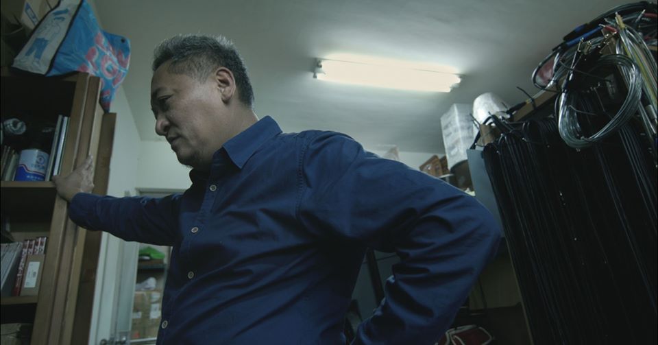 「我不流行二十年」紀錄片藉由角頭音樂老闆張四十三想賣掉角頭音樂念頭為出發，見證台灣搖滾音樂20年精神。（金馬執委會提供）