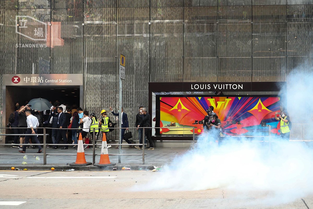 香港網民發起三罷，示威者在多處與港警爆發衝突，圖為港警於中環發射多枚催淚彈。(立場新聞)