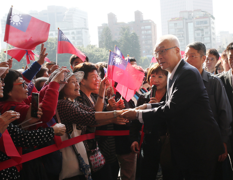 紀念國父孫中山誕辰154週年，國民黨主席吳敦義（前右）12日前往台北國父紀念館向國父獻花致敬，國民黨支持者上午也聚集現場，吳敦義與支持者握手答謝。(圖：中央社)