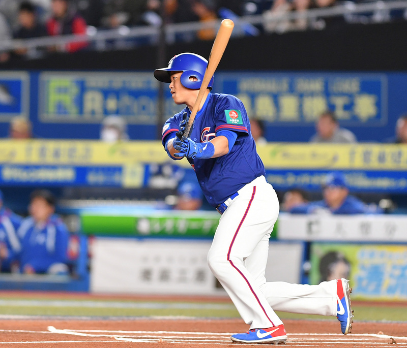 2019世界12強棒球賽複賽，台灣時間12日晚間6時在日本千葉ZOZO球場舉行，中華隊對戰韓國隊，1局上中華隊胡金龍敲出安打上壘。(圖：中央社)