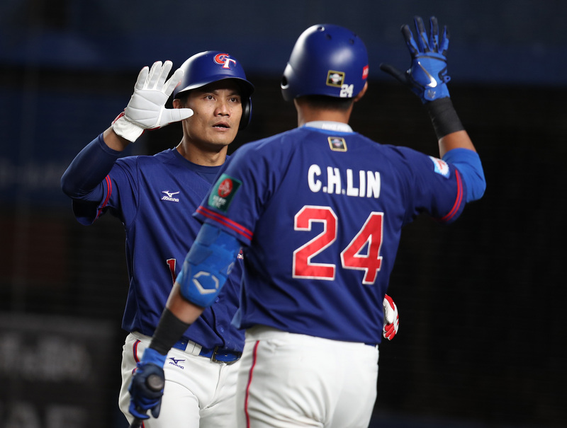 世界12強棒球賽台韓大戰，王勝偉(左)擊出適時安打，台灣隊以3比0領先韓國。(圖：中央社)